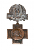 1913 NEW YORK DAY AT GETTYSBURG BADGE, IDENTIFIED TO SOLDIER WOUNDED ON LITTLE ROUND TOP