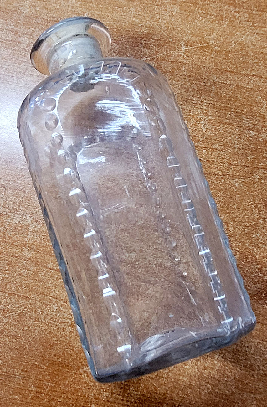 SMALL LEAD GLASS CASE BOTTLE, CIRCA 1790-1830